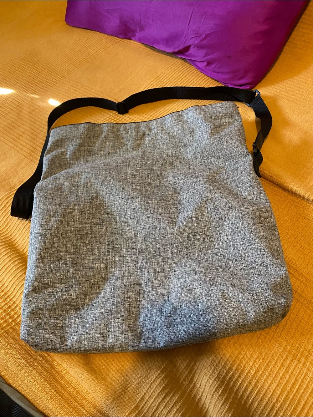 Men's Gray Messenger Bag with Adjustable Black Strap - Lululemon